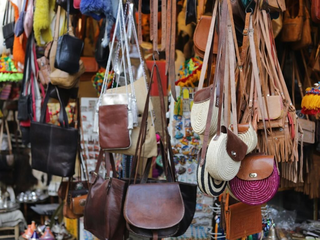 Bộ sưu tập phụ kiện thời trang bình dân với nhiều mẫu túi xách vải và da giá rẻ