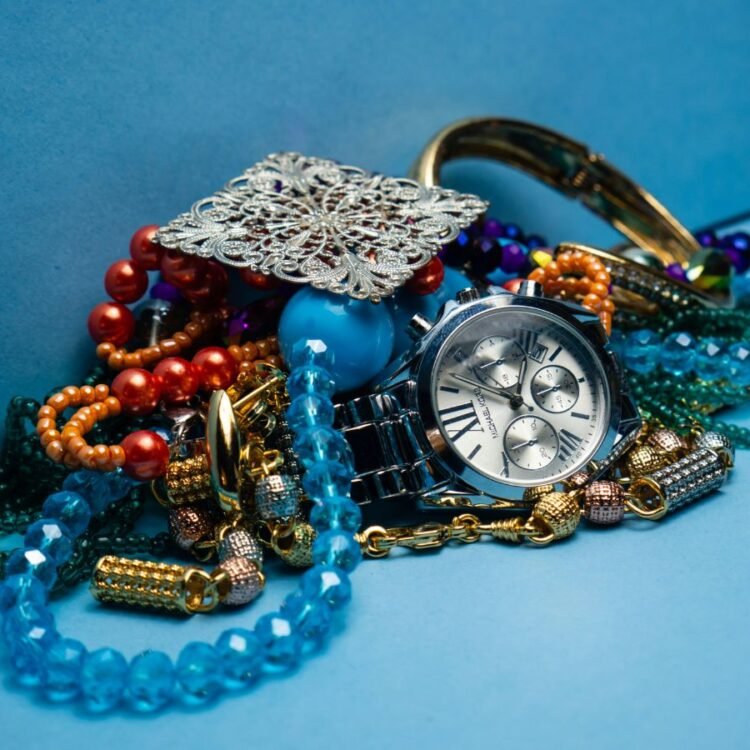 Bộ sưu tập phụ kiện thời trang dự tiệc gồm đồng hồ, vòng tay, nữ trang lấp lánh