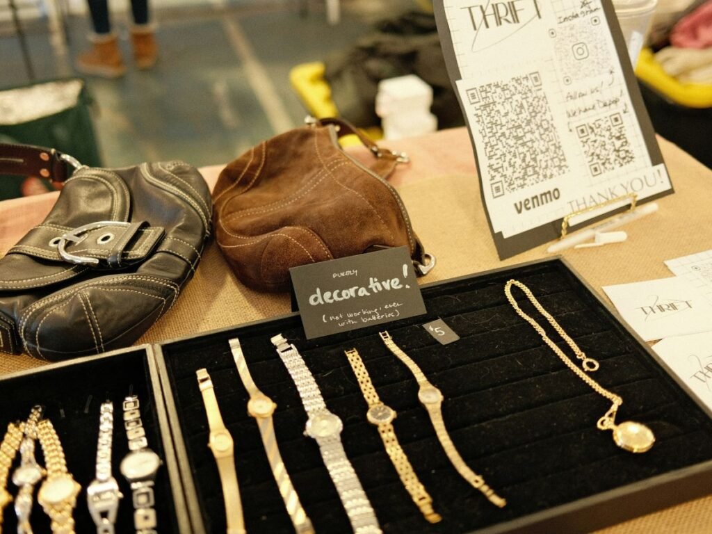 Gian hàng phụ kiện thời trang tại sự kiện, ảnh minh họa khu vực liên hệ phụ kiện thời trang Hottrends