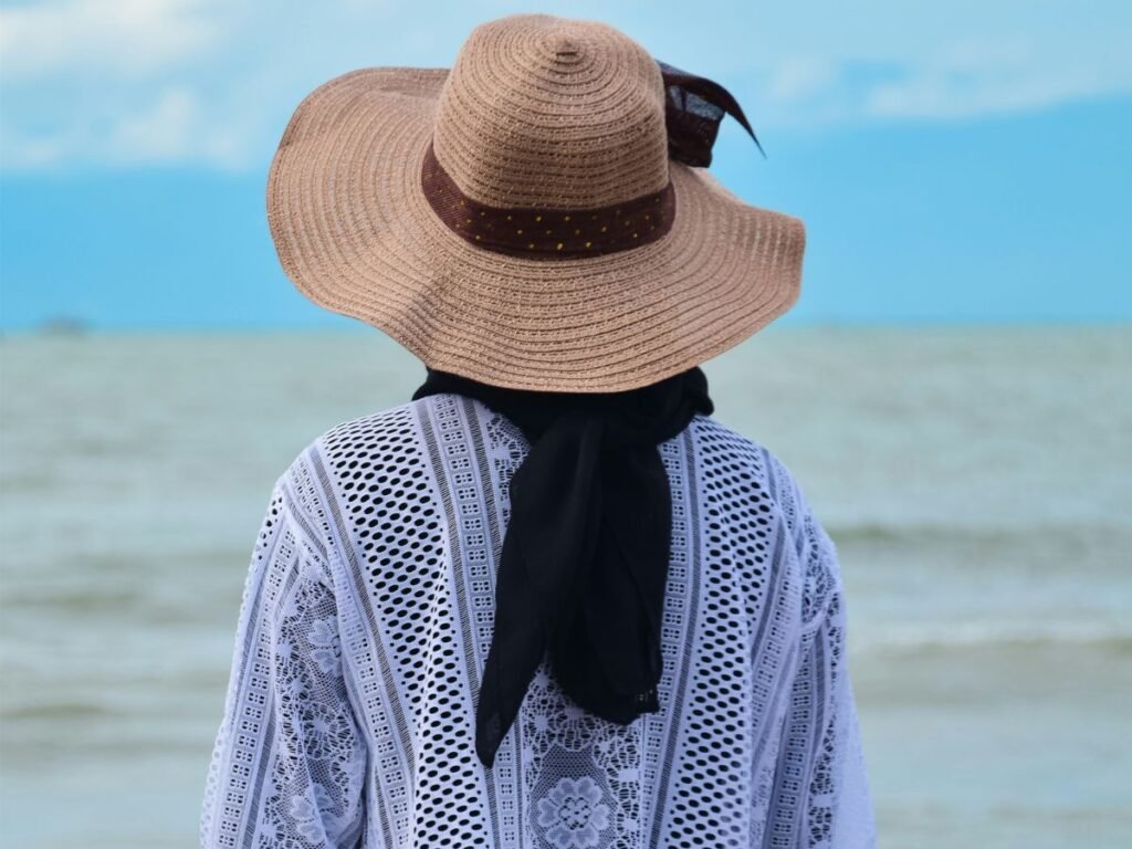 Nón rộng và khăn thời trang – Phụ kiện Hottrends cho ngày hè năng động